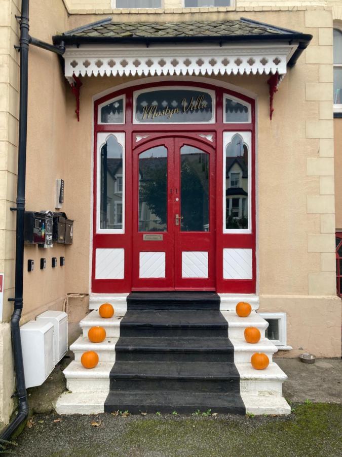 Mostyn Villa Free Private Parking Llandudno Bagian luar foto